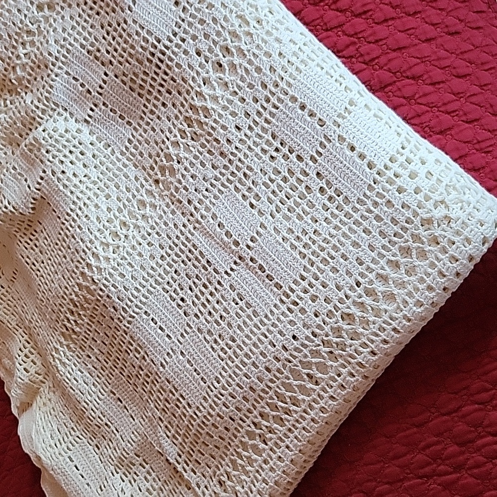 Approx 148x74 Heavy White Crochet Bedspread or Tablecloth.